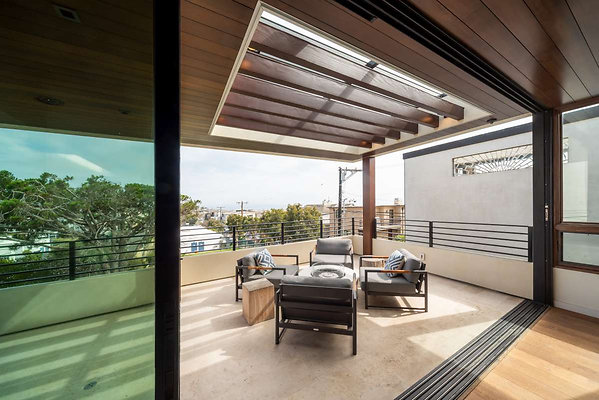 13364 balcony 4