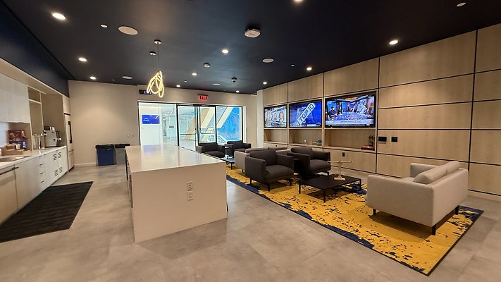 COACHES LOUNGE