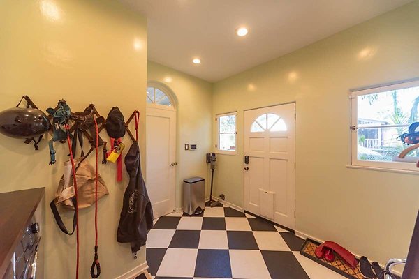 13982 mudroom 1